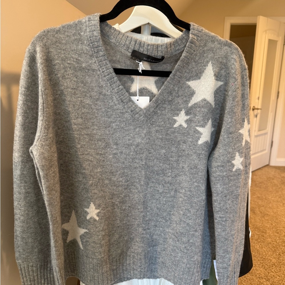360 Cashmere Gray and White Star V-Neck Sweater